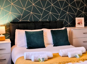 Manchester Townhouse by BEVOLVE - 4 bedrooms - Free Parking